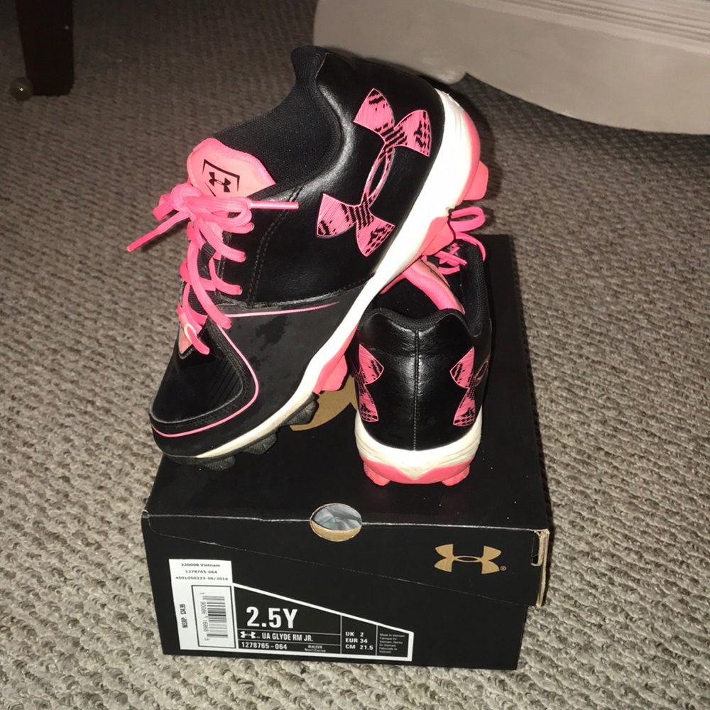 UnderArmour cleats 2.5Y girl